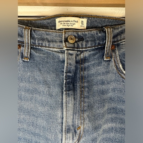 Abercrombie & Fitch Curve Love Ultra High Rise 90s Straight Jean - Picture 2 of 10
